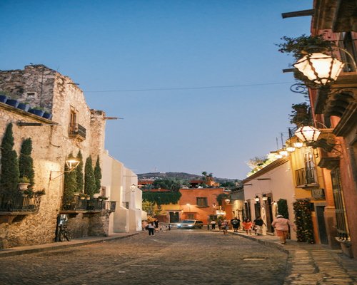 Quiet evening route lit by streetlamps in a high-altitude Mexican city